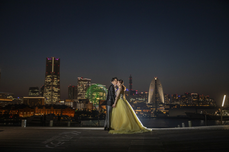 お二人らしい衣装で大桟橋夕景・夜景を