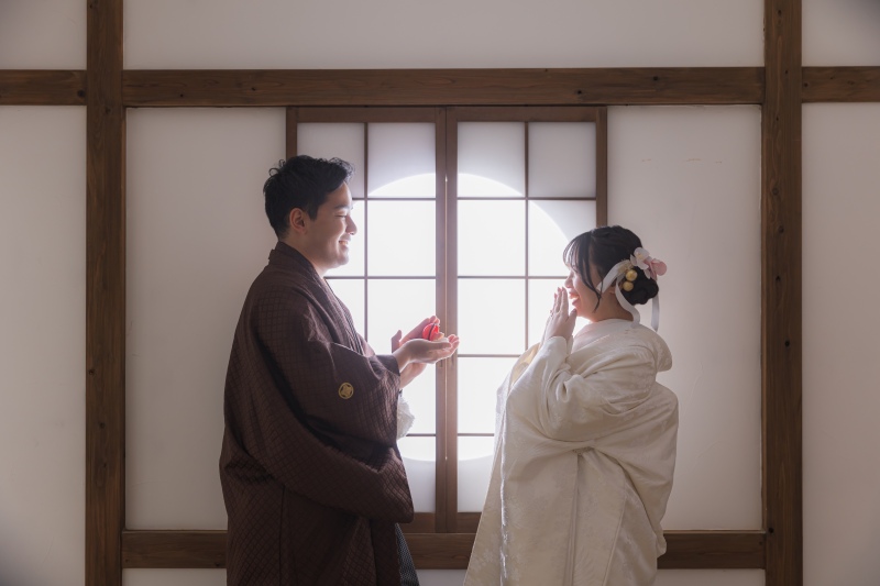 障子の光の前で、サプライズの予感?