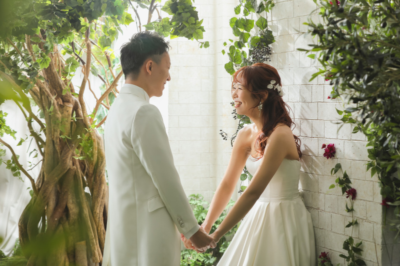 手を取り合って