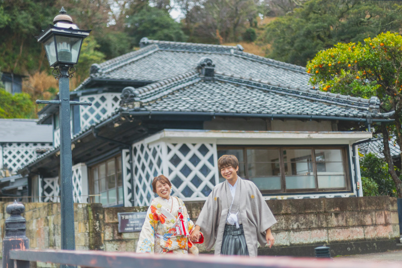 昔の町並みをバックに