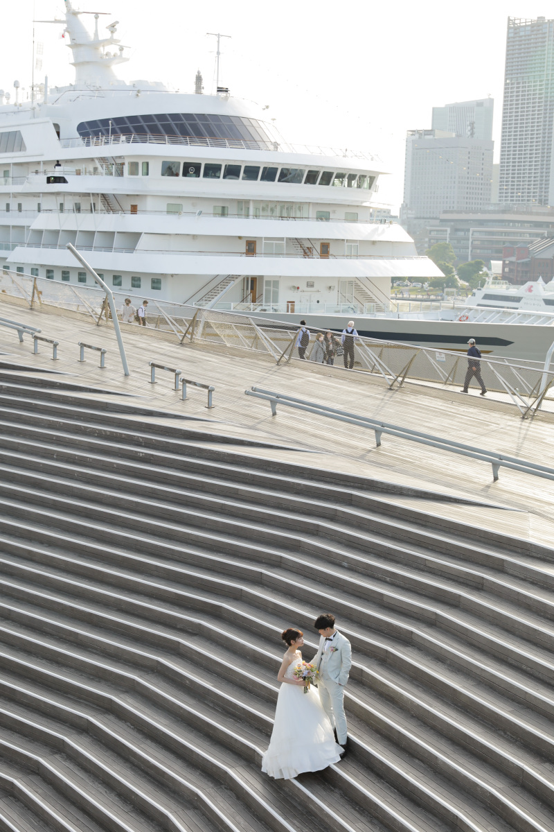 大きな船を背に