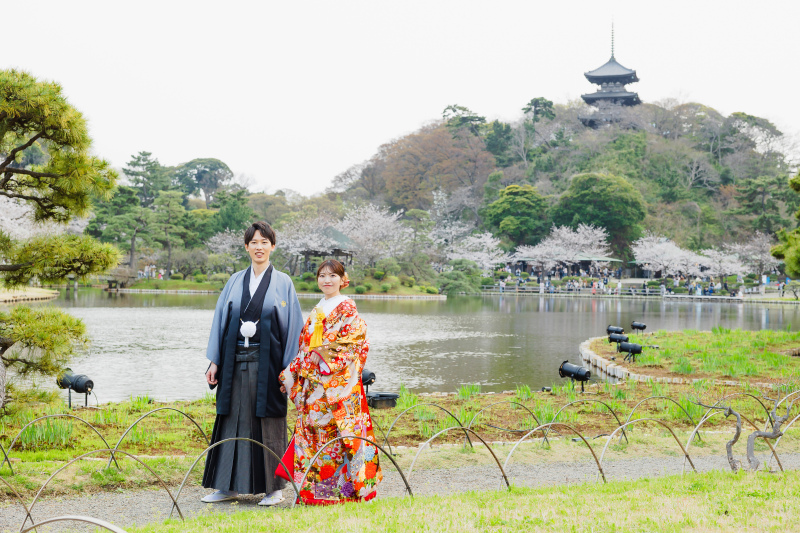 三重塔を背景に、ふたりの愛を誓う