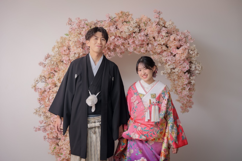 桜のアーチの下で、手を繋いで
