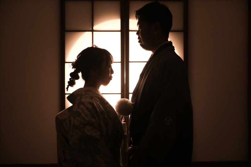 お茶室内でシルエット