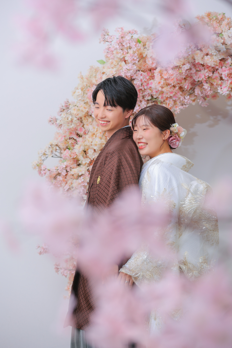 後ろからぎゅっと♡ 桜咲くキュートなショット