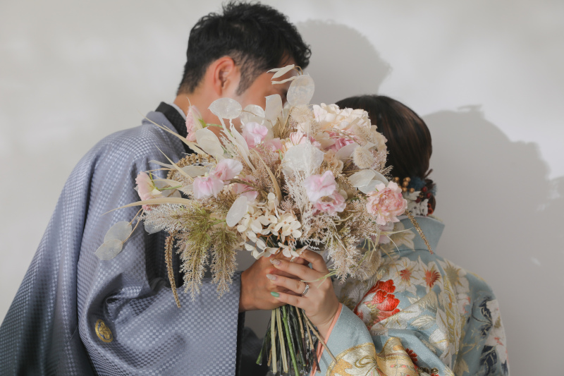 花束で顔隠し！