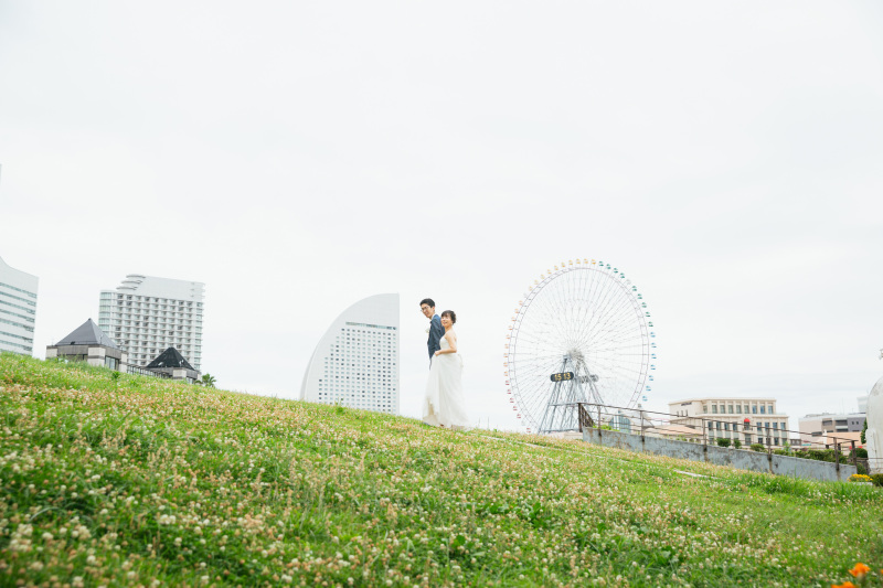 芝生に囲まれて