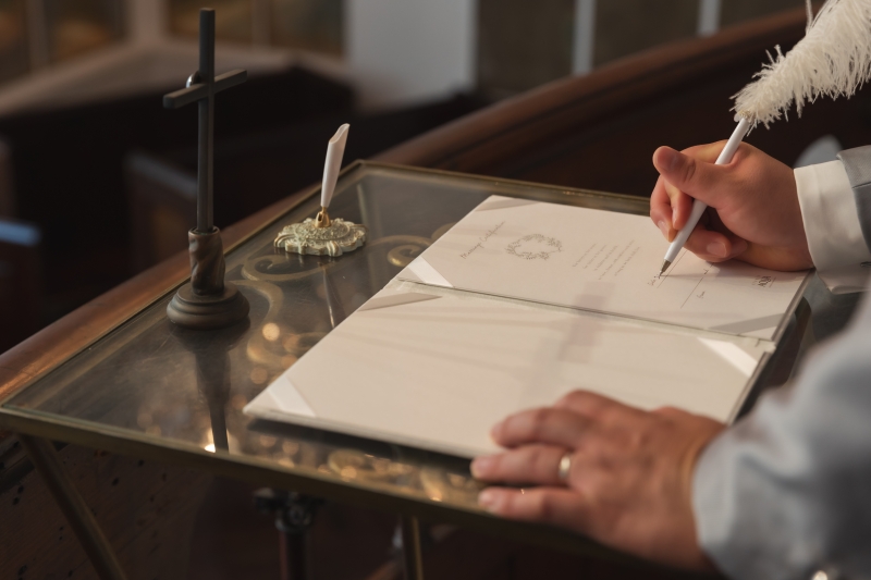 証明書を書くシーンも