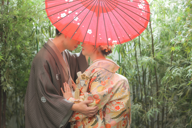 紅い傘を差し色に