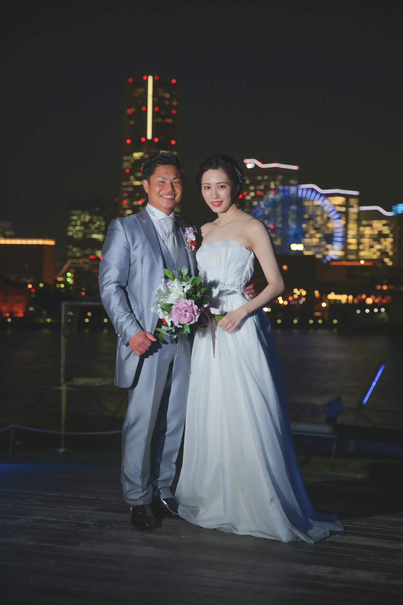 夜景を背景にフォーマル写真