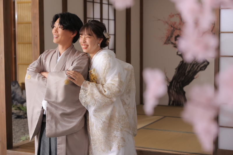 ニコニコで遠くを見つめるお二人