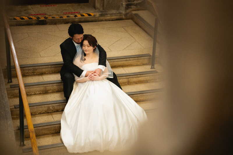 階段に腰掛け、