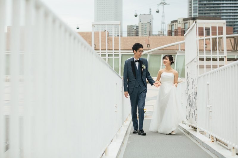 手をとりあって