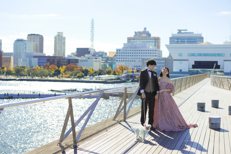 山下公園の紅葉を背景に