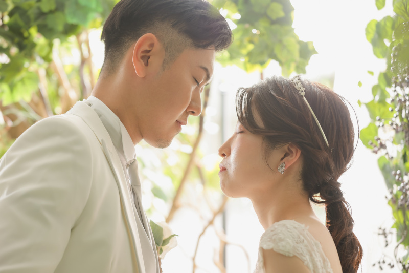 額を寄せ合って