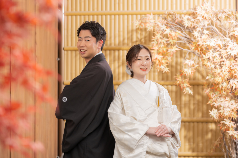 紅葉が彩る、背中合わせの距離感