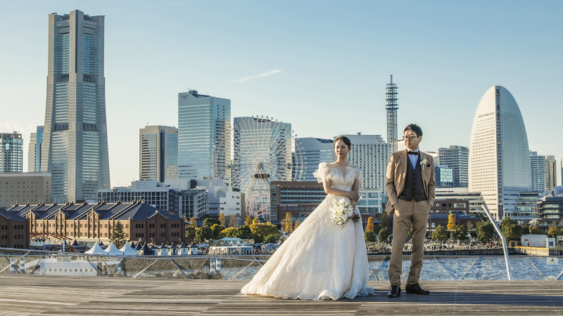 みなとみらいの街をバックに