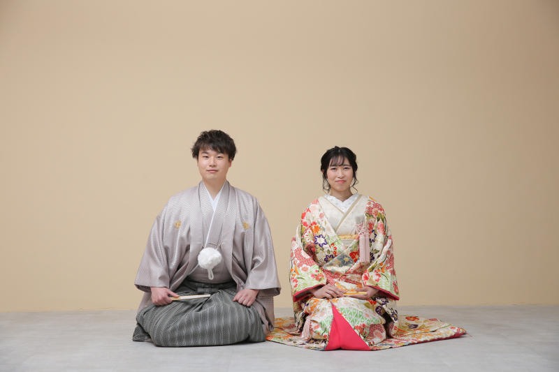 シンプルにベージュの背景で撮影。