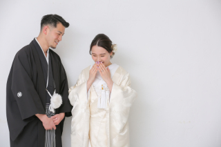 シンプルな背景に2人が際立つ♪【和装スタジオ】