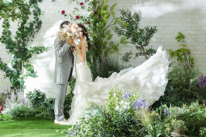 ブーケでお顔を隠して