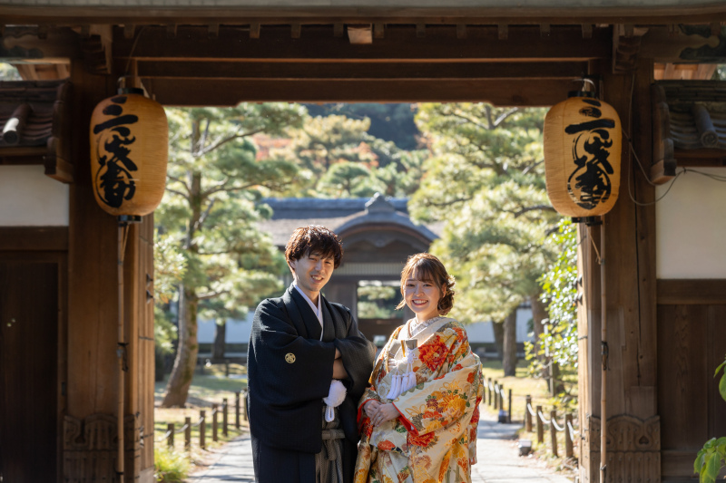 門前でふたりで