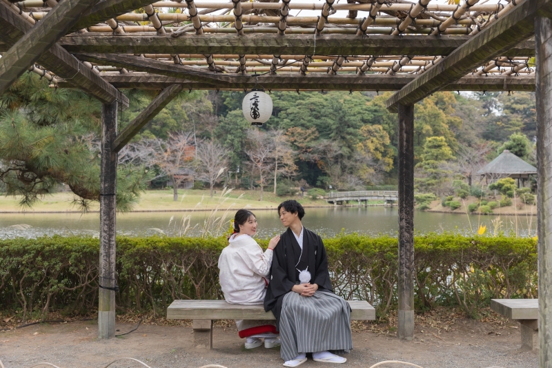 ベンチに座って