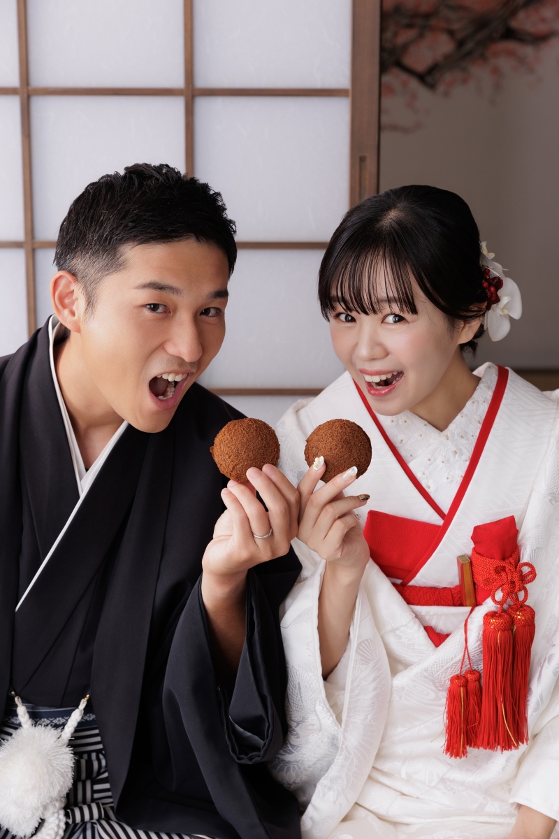 お菓子を手に、大きなお口で!