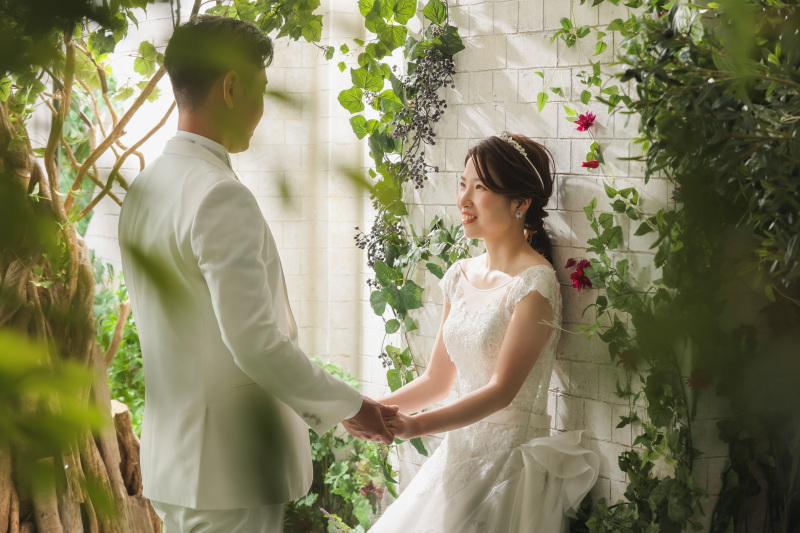 手を取り合って