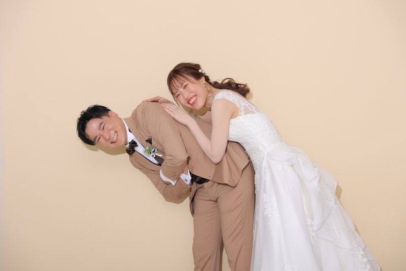 新郎様に寄りかかって