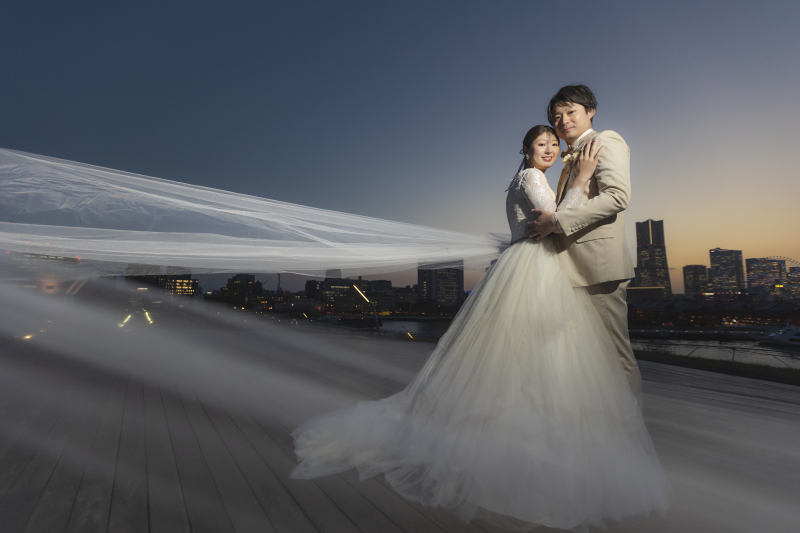 風なびくベールとともに