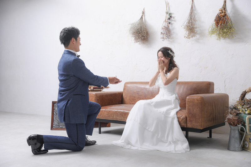 ひざまずいて、指輪を。