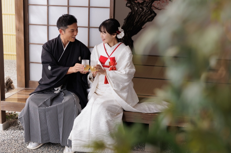 グラスを手に、楽しそうに乾杯!