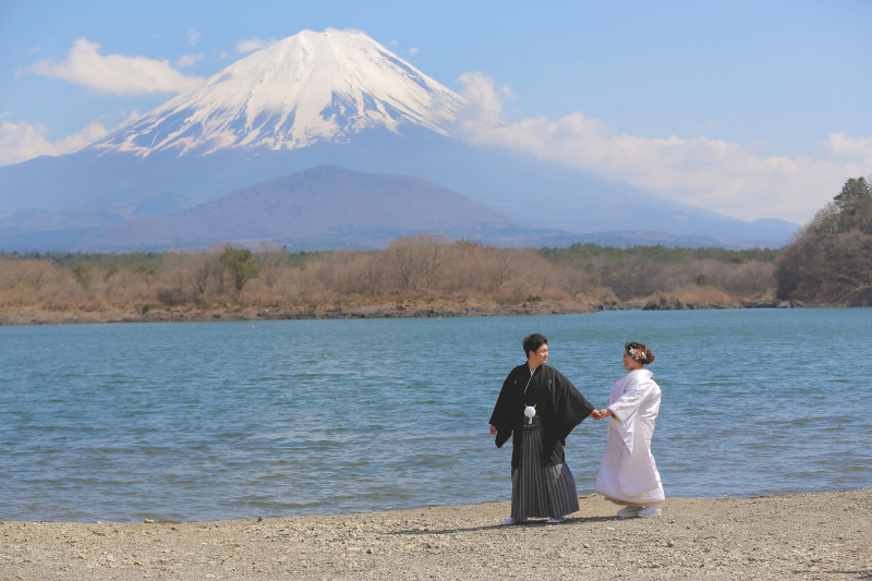 精進湖の畔にて