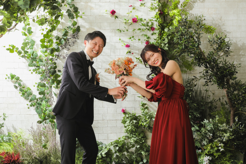 一緒にブーケを持って