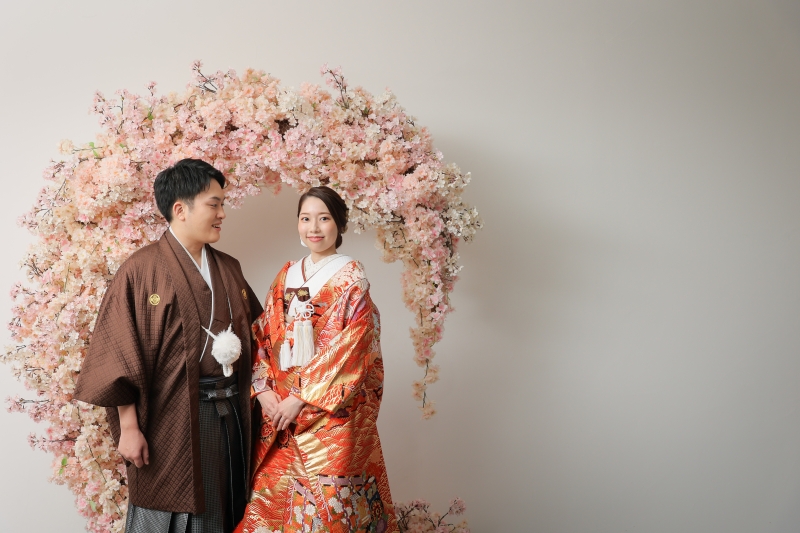 桜のアーチの前で