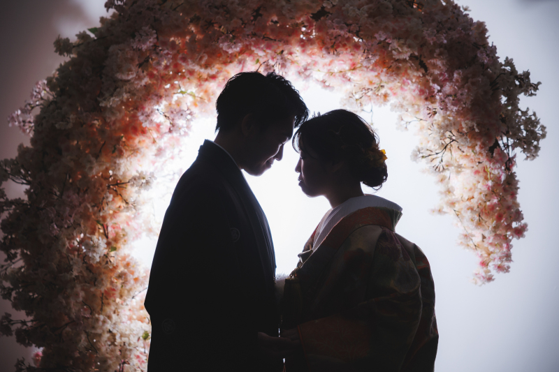 桜のアーチの前で