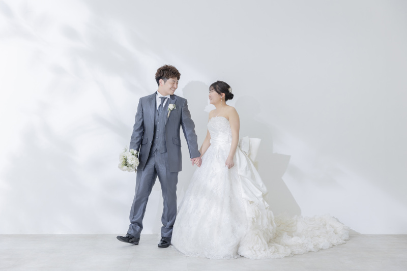手を繋いで歩き出す瞬間