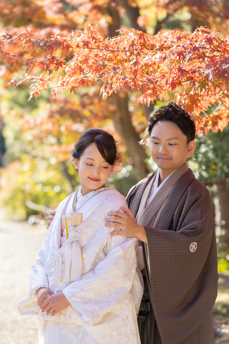 紅葉をバックに