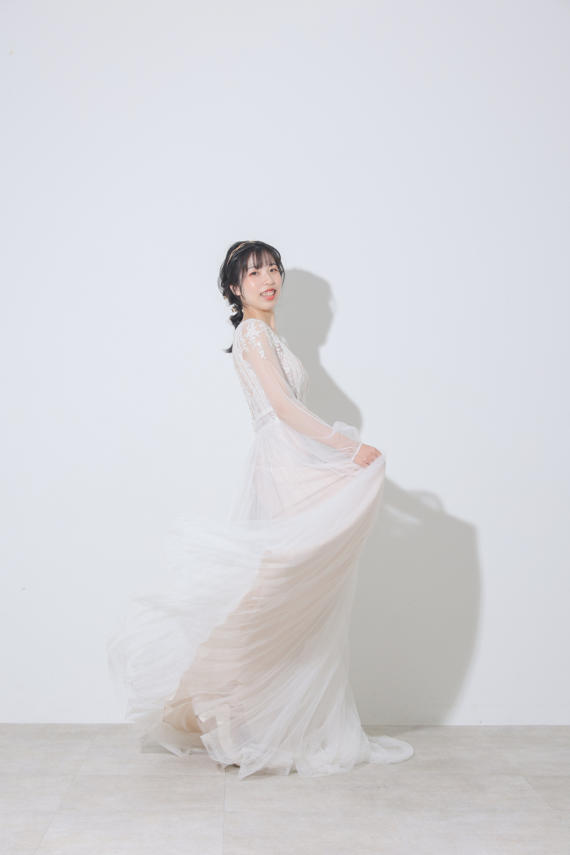 ドレスをなびかせて