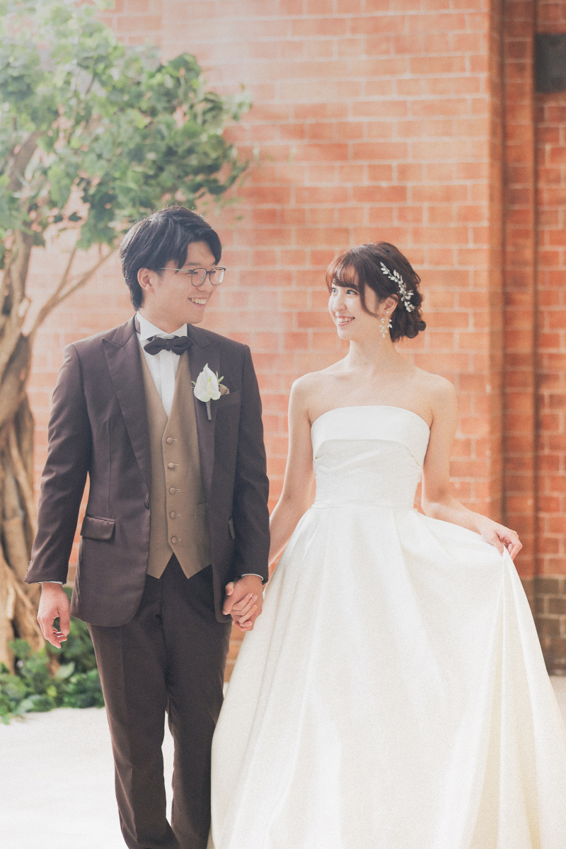 歩いているカット