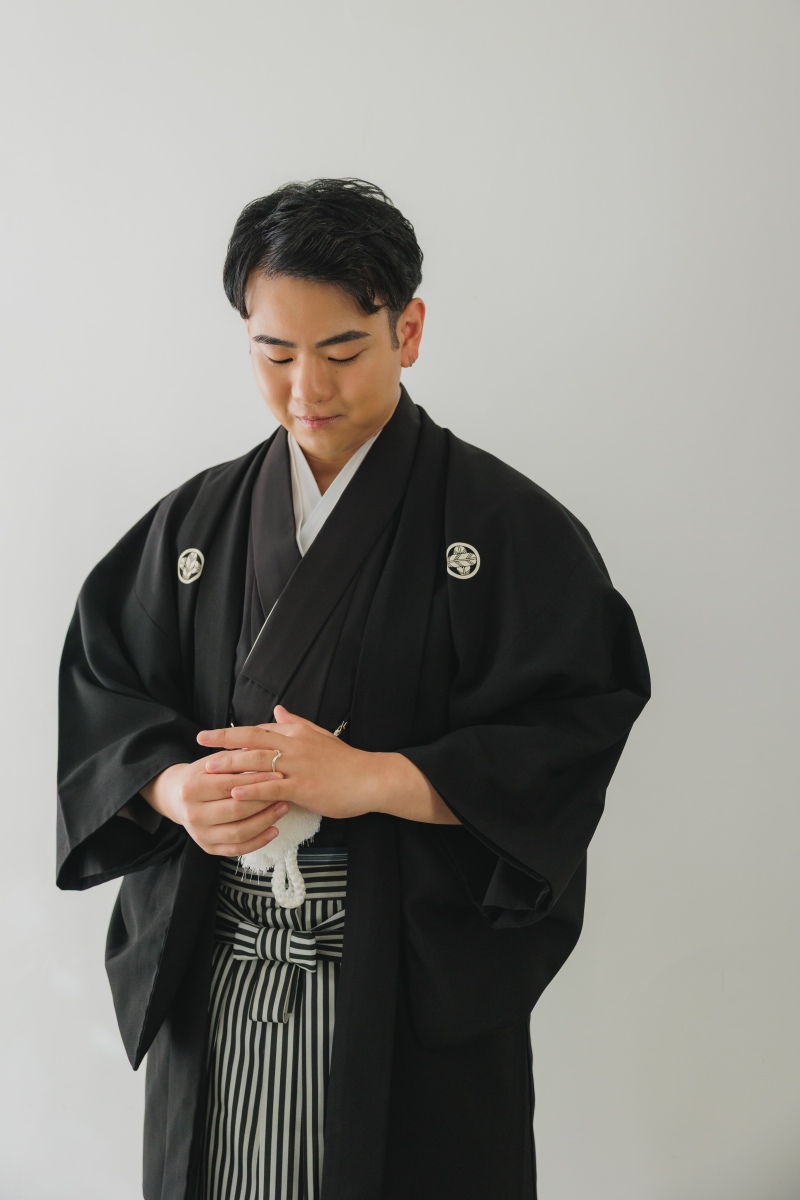 薬指の指輪を見つめる新郎様の佇まい