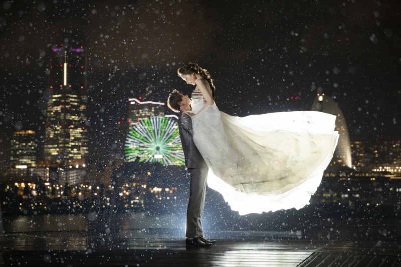 ご新婦様を持ち上げて