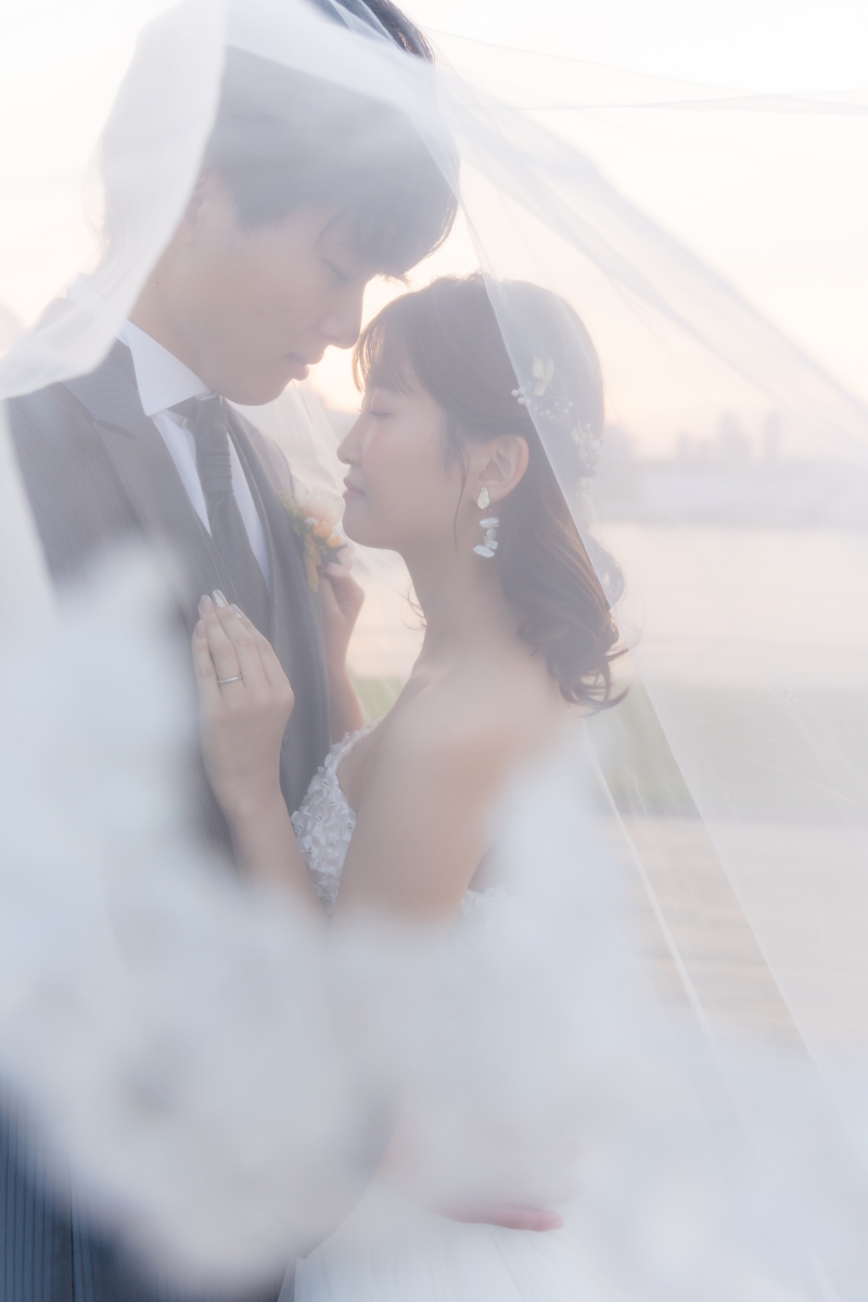 ベールに包まれた二人