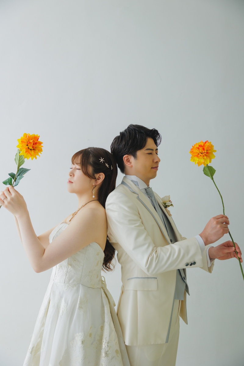 背中合わせでそっと目を閉じて