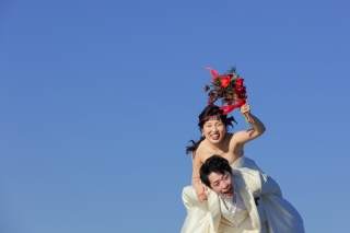 ドレスは赤、キモノはブルー　photo by 谷澤明美