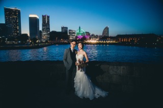 秋の夕陽をバックに残すウェディングフォト