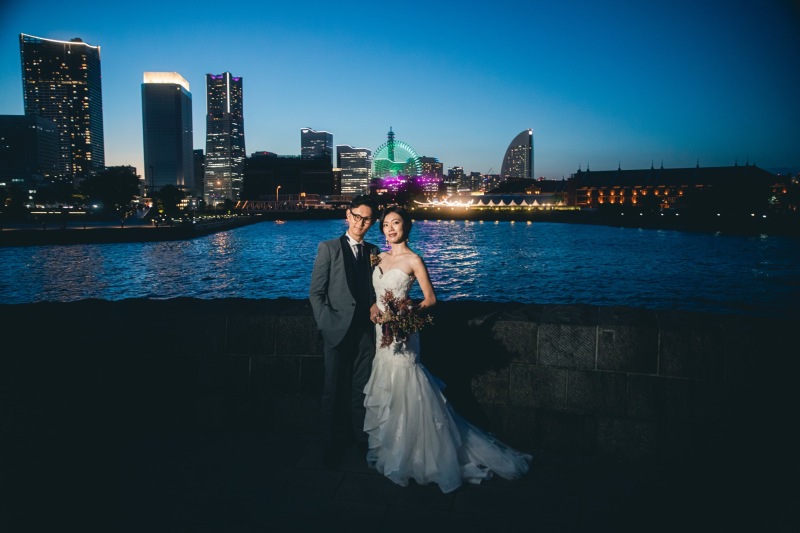 秋の夕陽をバックに残すウェディングフォト