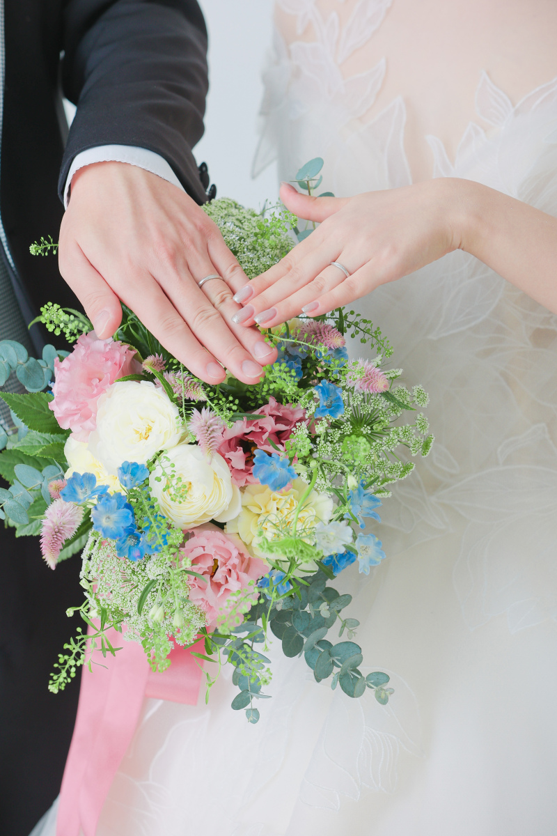 パステルカラーが可愛いブーケとともに