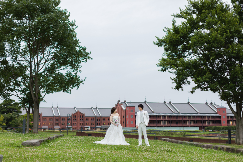 赤レンガをバックに!