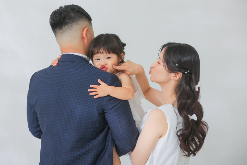 パパの背中にぎゅっとしがみついて。